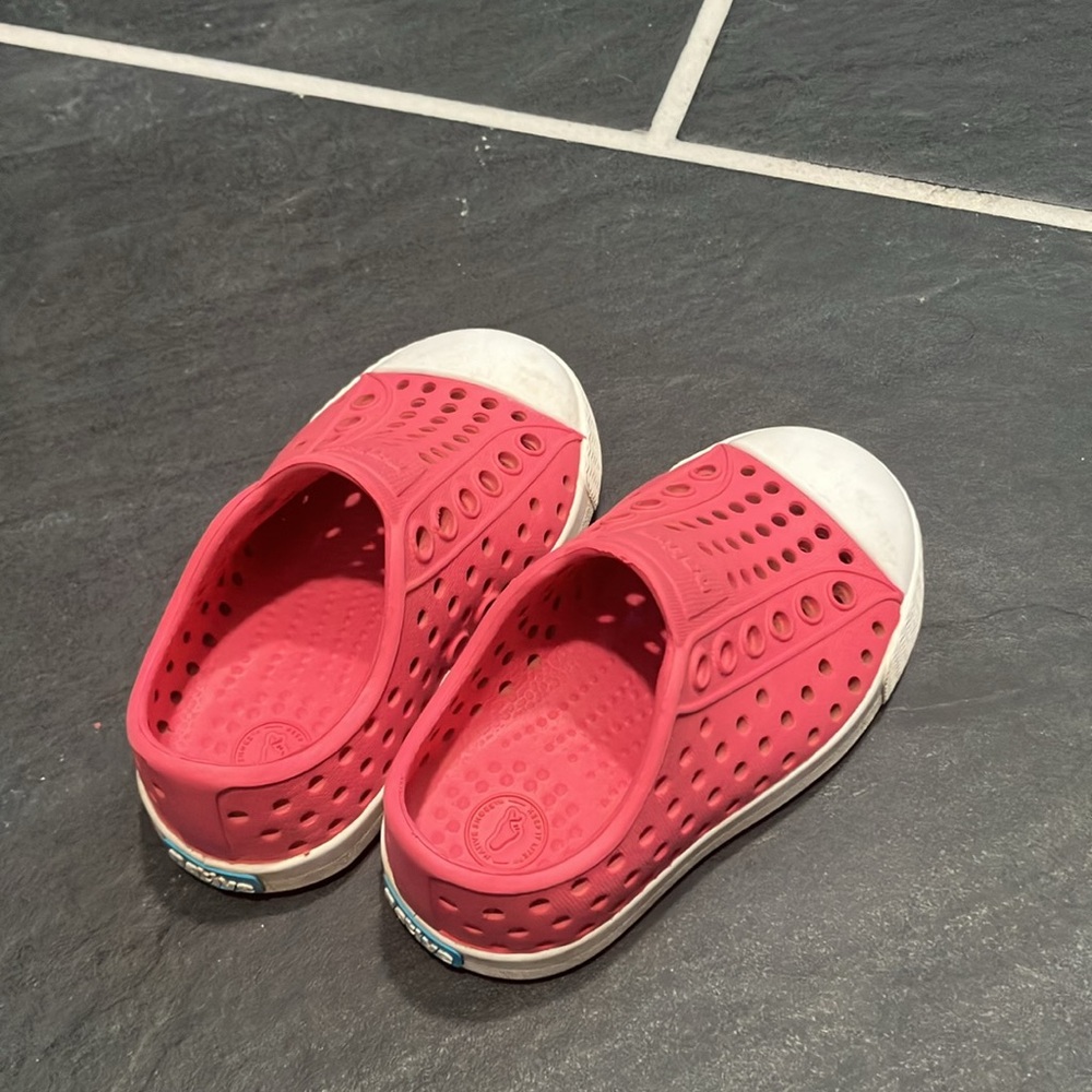 Native Kids Water Shoes - pink and White